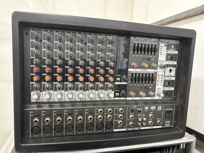 Mesa Amplificada 1600W rms - Toca 4 caixas de 400w cada
