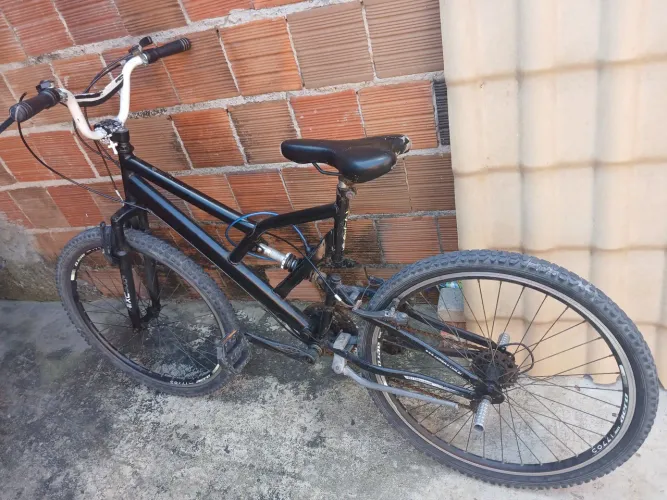 Vendo bicicleta boa,aro 26 precisa so ajeitar as machas