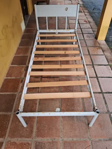 Cama de solteiro de aço