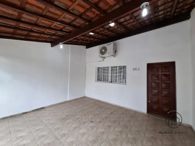 Casa próxima ao centro em rua tranquila