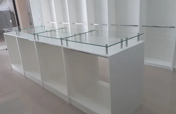 Móveis Comércio Lojas Cabideiros Expositores Balcões Gôndolas Estantes Vitrines Novos MDF