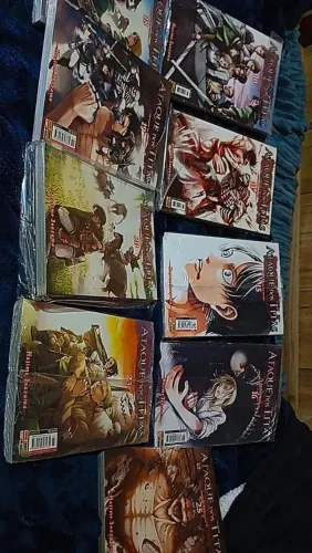 Mangás Ataque dos Titãs 10, 11, 15, 16, 18, 19, 20, 23 e 25