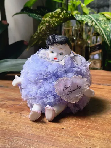 linda boneca de porcelana fofinha com algumas partes já coladas antiga anos 40