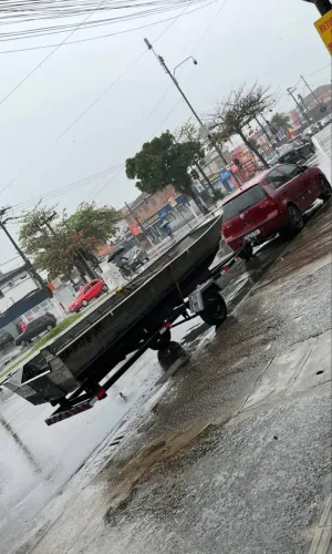 Carro, barco e motor com dok