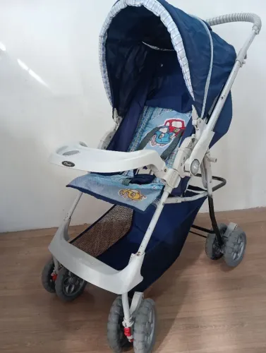 Carrinho de bebê masculino