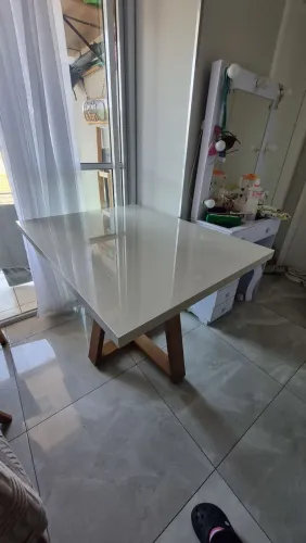 Mesa quadrada de madeira maciça com tampo de vidro