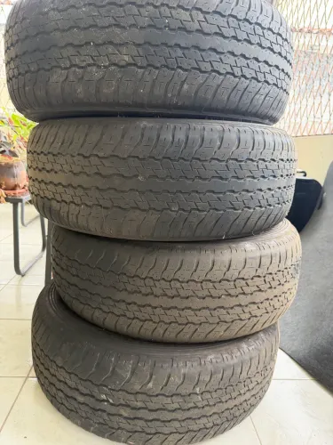 Jogo de pneus da Hilux