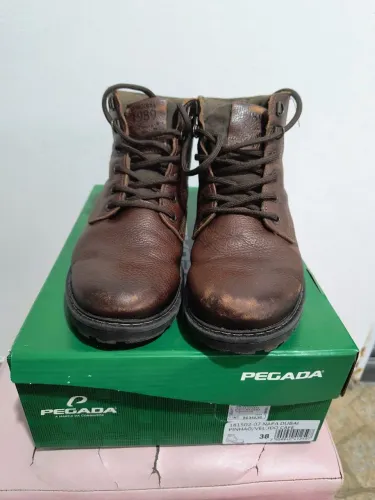 Coturno masculino pegada