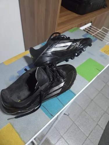 Chuteira de trava Adidas F50