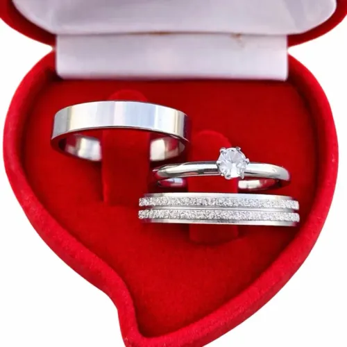 Par de Alianças Reta Tradicional 4mm, Diamantada 4mm+ Solitária. Namoro Compromisso