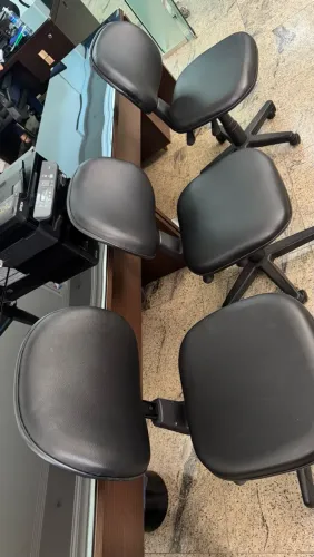 Cadeira De Escritório Secretaria Giratória Com Regulagem de Altura, preta.