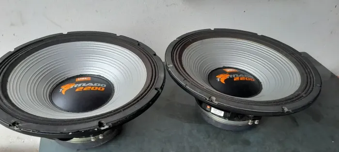 Um par de subwoofer JBL 18 polegadas 1100 RMS cada
