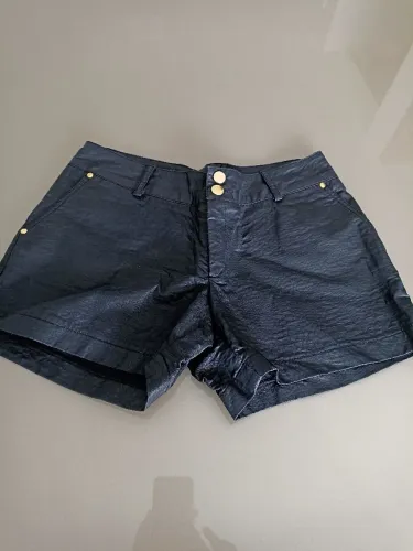 Shorts Preto Couro