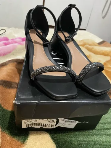 Sandália de salto preta