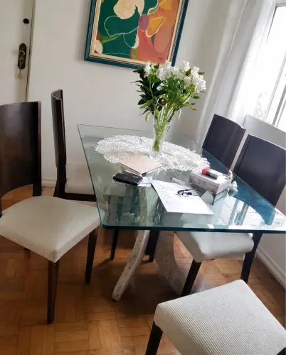 Mesa de Vidro e Marmore com 4 cadeiras