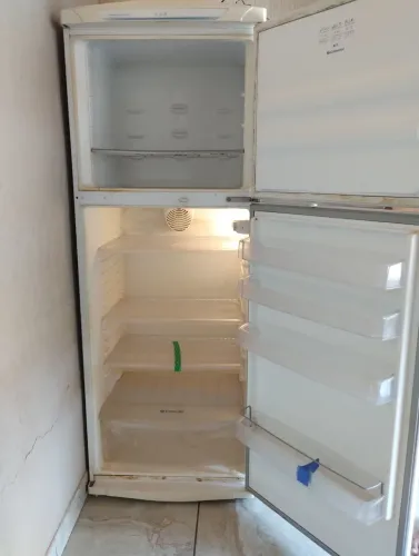 Vendo Geladeira e painéis para tv