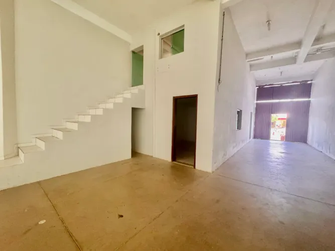 ALUGO Galpão Comercial 300m² em Área Nobre - São Cristóvão - R$ 5.700