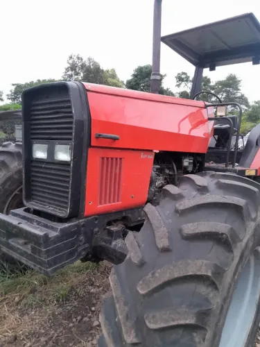 Trator 4x4 modelo 660