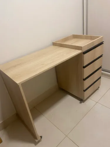 Mesa com 4 gavetas e rodinhas com trava