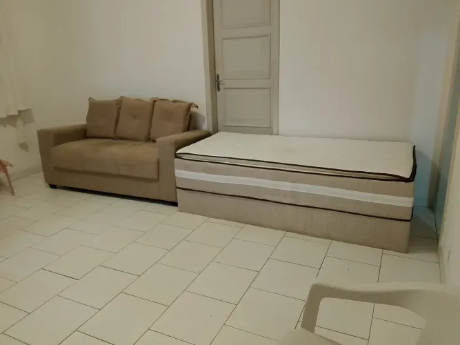 Sofá de três lugares e uma cama de solteiro box conjugado reconflex avance, em bom estado.