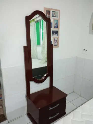 Criado mudo com espelho