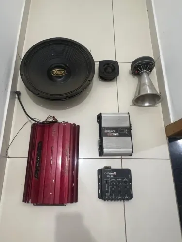 Equipamentos caixa de som trio 