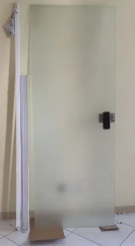 Porta de vidro com fechadura eletrônica