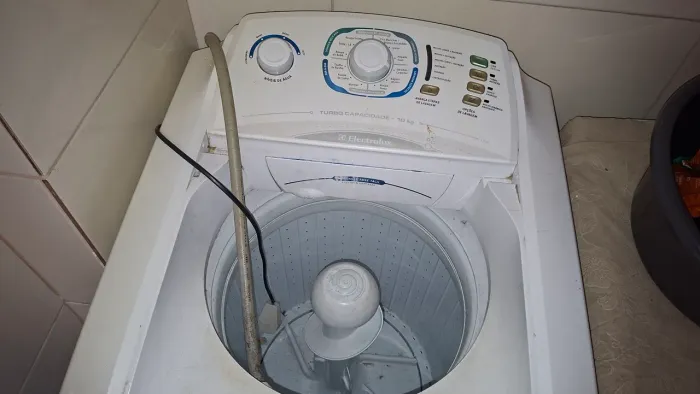 Vende-se um forno que é no gás e uma máquina de levar de 12 kilos so tem que compra a tamp