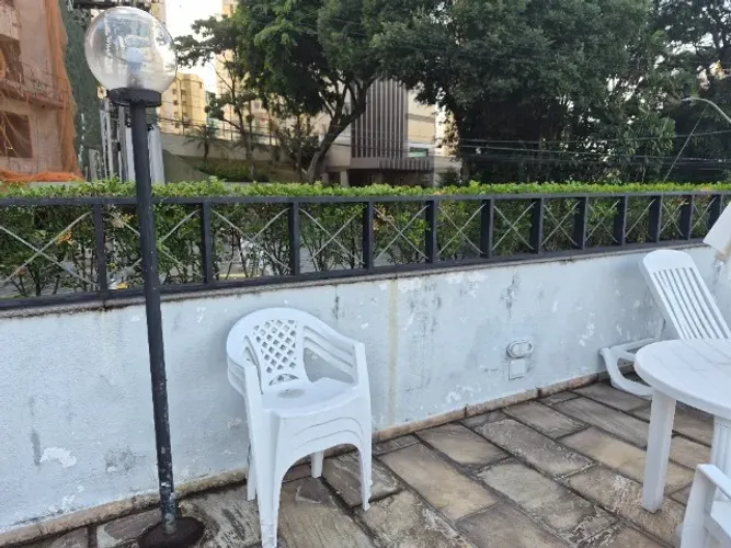 Poste de ferro com cúpula de vidro