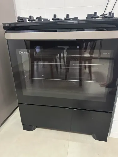 Fogão Electrolux 5 bocas, mesa de vidro, 3 meses de uso