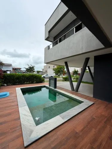 Casa com 4 Suítes e Piscina no Condomínio Vista Lagoa