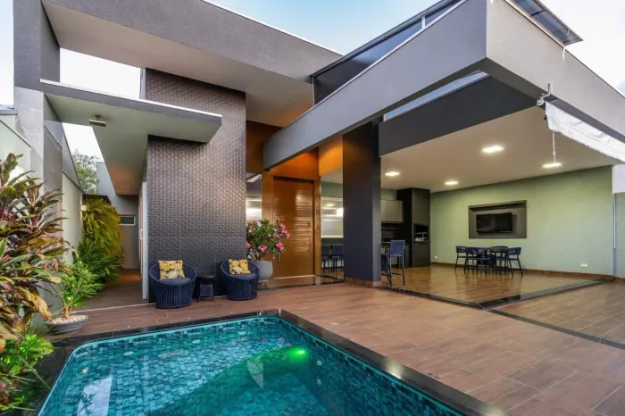 Casa Mobiliada à Venda no Condomínio Recanto das Palmeiras 3 Suítes, Piscina Aquecida e E