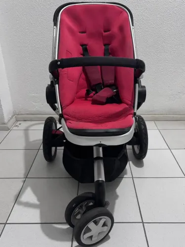 Carrinho de bebê marca quinny