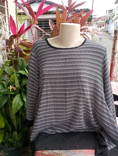 Blusa importada com excelente caimento.