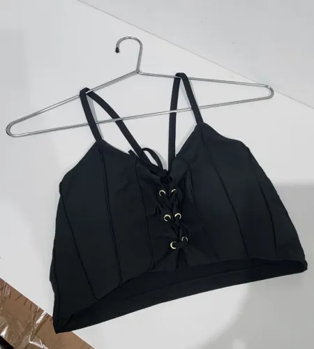 Top Cropped Preto com Amarrações / Ilhós (Tamanho PP)