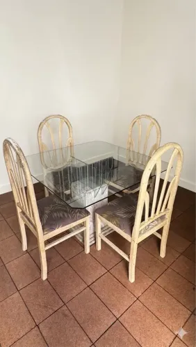 Mesa com 4 cadeiras
