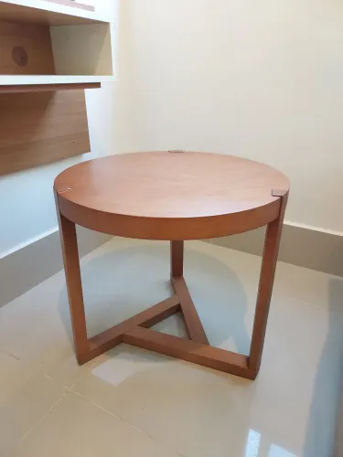 Mesa lateral em madeira - 380,00