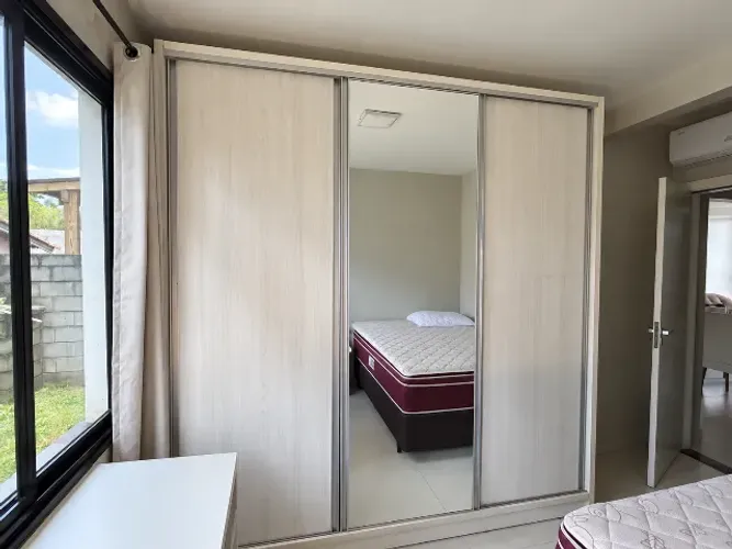 Roupeiro planejado em MDF com espelho