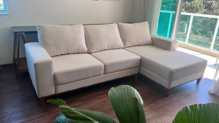 Vendo SOFÁ em LINHO com CHAISE com PÉ PALITO - 2,50 metros - ITAJAÍ/SC
