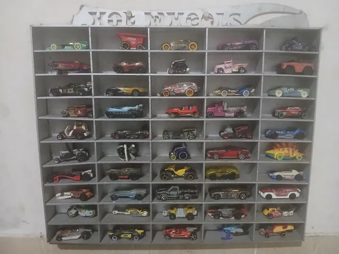 Estante com 50 carrinhos hot wheels