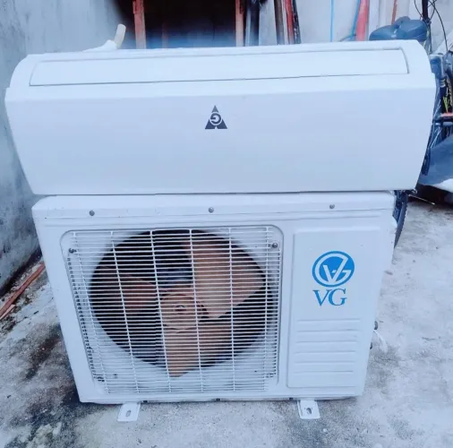 Vendo ar condicionado split 12btus/220v. Gela muito bem. Está com gás