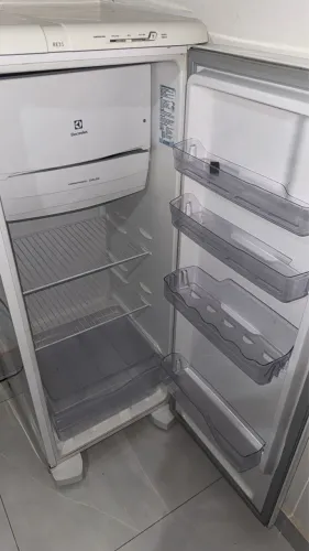 Geladeira em ótimo estado de conservação