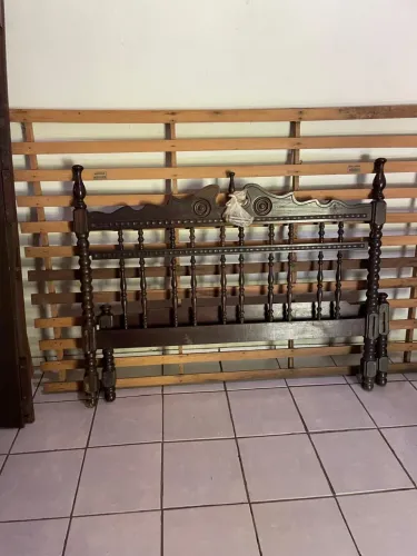 Cama de casal , madeira maciça, torneada, antiguidade Preço: 520,00