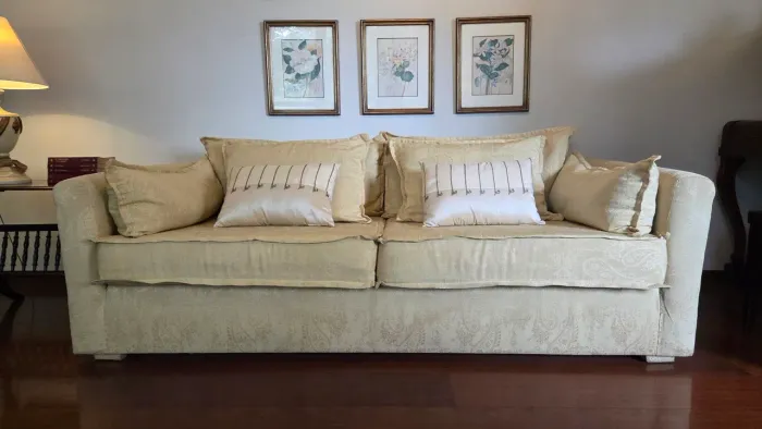 Sofá Clássico Bege-Champanhe em Tecido Jacquard. Elegante e Confortável. 3 lugares