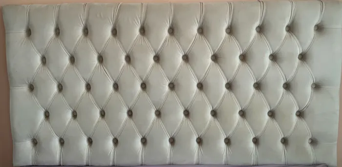 Cabeceira de cama estofada bege clara