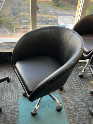 4 Poltronas de couro preto para escritório