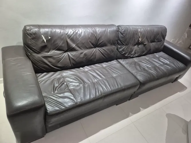 Sofá de couro de 2.78m 4 lug com rasgo