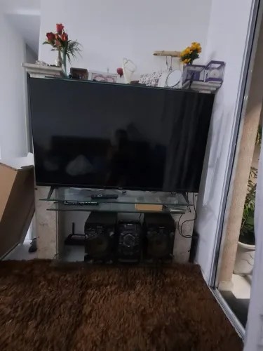 Estante de mármore e vidro com luz