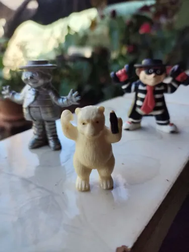 3 brinquedos colecionáveis