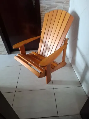 Cadeira rústica em madeira maciça